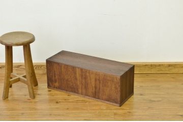 アンティーク家具　アンティーク　珍品!小振りな総桐造りの横長小引き出し
