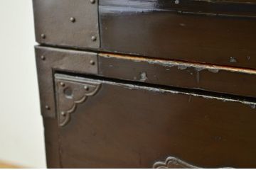 アンティーク家具　古民具・骨董 打ち出し金具の希少な重ね六丁引き庄内箪笥