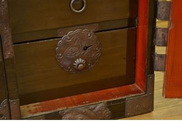 アンティーク家具　古民具・骨董 打ち出し金具の希少な重ね六丁引き庄内箪笥