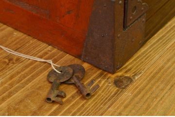 アンティーク家具　古民具・骨董 打ち出し金具の希少な重ね六丁引き庄内箪笥