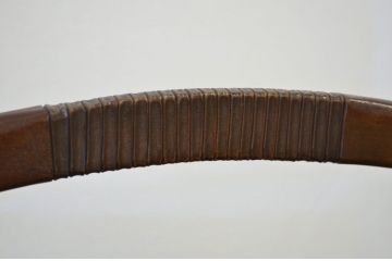 古い彫刻のマガジンラック
