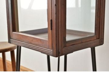 アンティーク家具　人気の縦型!古い木の鉄脚ガラスケース(ショーケース)