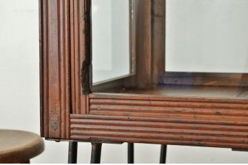アンティーク家具　人気の縦型!古い木の鉄脚ガラスケース(ショーケース)