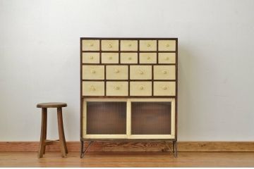 レトロ家具　昭和レトロ かわいいペイントのモールガラス収納棚(鉄脚付き)引き出し