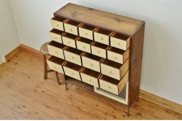 レトロ家具　昭和レトロ かわいいペイントのモールガラス収納棚(鉄脚付き)引き出し