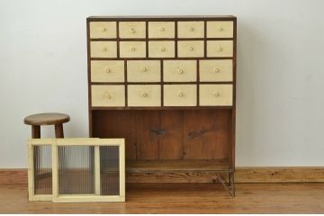 レトロ家具　昭和レトロ かわいいペイントのモールガラス収納棚(鉄脚付き)引き出し