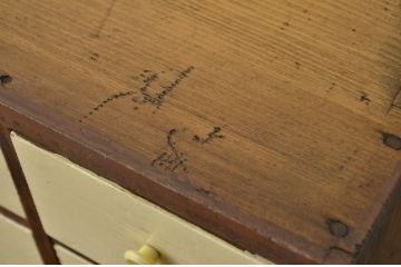 レトロ家具　昭和レトロ かわいいペイントのモールガラス収納棚(鉄脚付き)引き出し