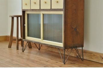 レトロ家具　昭和レトロ かわいいペイントのモールガラス収納棚(鉄脚付き)引き出し