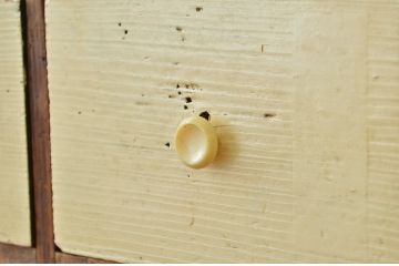 レトロ家具　昭和レトロ かわいいペイントのモールガラス収納棚(鉄脚付き)引き出し