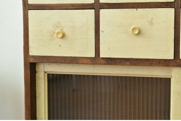 レトロ家具　昭和レトロ かわいいペイントのモールガラス収納棚(鉄脚付き)引き出し