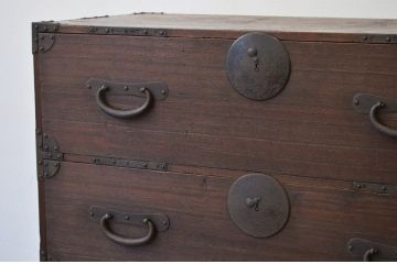 アンティーク家具　☆古民具・骨董 上下重ねの金具の重厚な五丁引き時代箪笥
