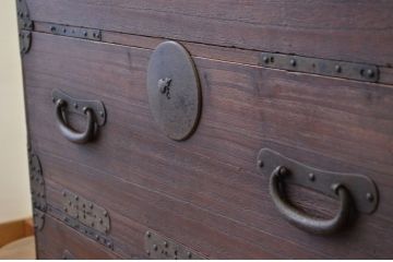 アンティーク家具　☆古民具・骨董 上下重ねの金具の重厚な五丁引き時代箪笥