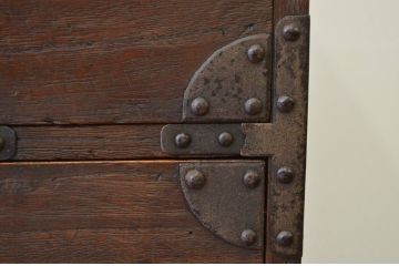 アンティーク家具　☆古民具・骨董 上下重ねの金具の重厚な五丁引き時代箪笥