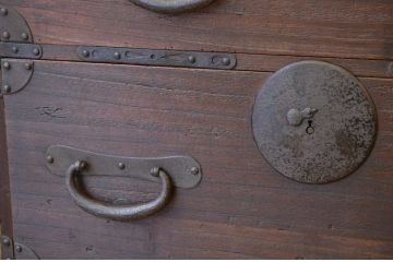アンティーク家具　☆古民具・骨董 上下重ねの金具の重厚な五丁引き時代箪笥