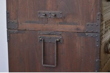 アンティーク家具　☆古民具・骨董 上下重ねの金具の重厚な五丁引き時代箪笥