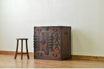 アンティーク家具　古民具・骨董 珍しい観音扉の桐材帳場箪笥(桐箪笥、桐たんす)
