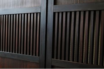 しっかりとした作りの格子帯戸4枚セット