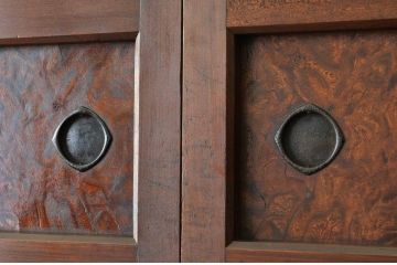 アンティーク家具　古民具・骨董　前板が欅無垢材の上質な水屋箪笥