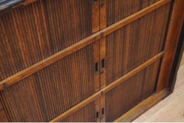 アンティーク家具　希少!古い質屋の頑丈なシャッター収納棚(蛇腹)