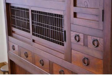 アンティーク家具　古民具・骨董 欅材の使われた上品な関西水屋箪笥(食器棚)