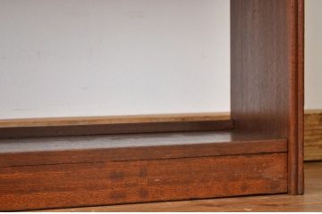 レトロ家具　★昭和レトロ　人気の薄型!無垢材の縦型本棚(飾り棚)