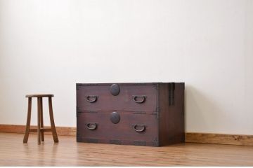 アンティーク家具　アンティーク　重厚な金具の時代箪笥2杯ローチェスト(ローボード・たんすタンス)