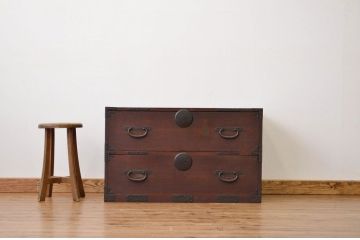 アンティーク家具　アンティーク　重厚な金具の時代箪笥2杯ローチェスト(ローボード・たんすタンス)