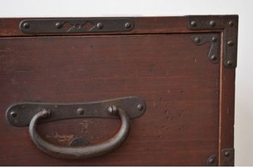 アンティーク家具　古民具・骨董　重厚な金具の時代箪笥ローボード(ローチェスト・たんすタンス)