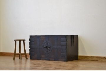 アンティーク家具　上手造り重厚な金具の観音扉の時代箪笥ローチェスト(ローボード)