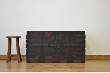 アンティーク家具　上手造り重厚な金具の観音扉の時代箪笥ローチェスト(ローボード)