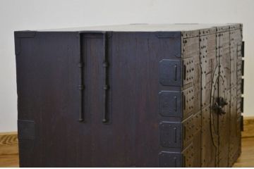 アンティーク家具　上手造り重厚な金具の観音扉の時代箪笥ローチェスト(ローボード)