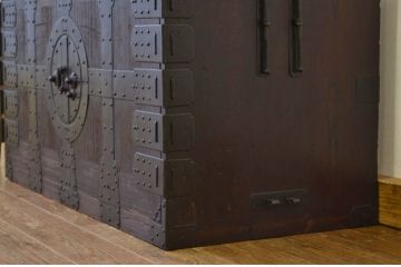 アンティーク家具　上手造り重厚な金具の観音扉の時代箪笥ローチェスト(ローボード)