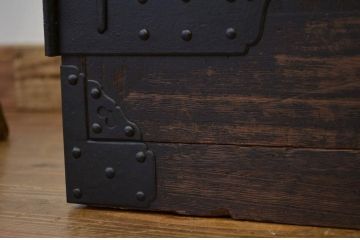 アンティーク家具　上手造り重厚な金具の観音扉の時代箪笥ローチェスト(ローボード)