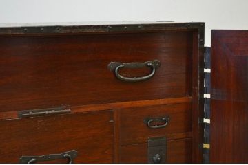 アンティーク家具　上手造り重厚な金具の観音扉の時代箪笥ローチェスト(ローボード)