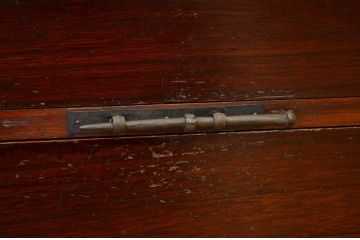 アンティーク家具　上手造り重厚な金具の観音扉の時代箪笥ローチェスト(ローボード)