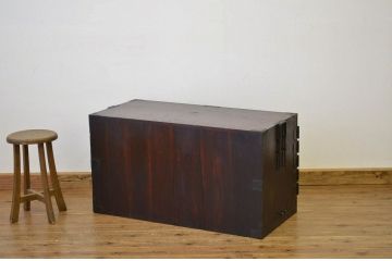 アンティーク家具　上手造り重厚な金具の観音扉の時代箪笥ローチェスト(ローボード)