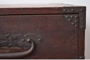 アンティーク家具　古民具・骨董　重厚な金具の時代箪笥ローボード(チェスト・タンス)
