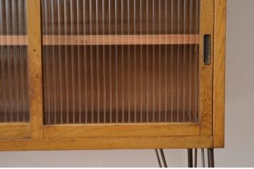 アンティーク家具　アンティーク　素敵な鉄脚のモールガラス収納棚(食器棚・アイアン)