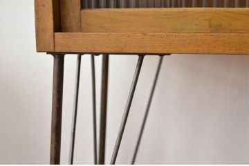 アンティーク家具　アンティーク　素敵な鉄脚のモールガラス収納棚(食器棚・アイアン)