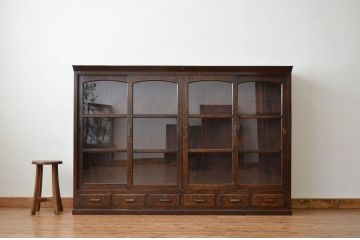 アンティーク家具　極上ナラ材の重厚な4枚引き戸の大型収納棚(ガラスキャビネット)
