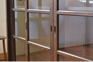 アンティーク家具　極上ナラ材の重厚な4枚引き戸の大型収納棚(ガラスキャビネット)
