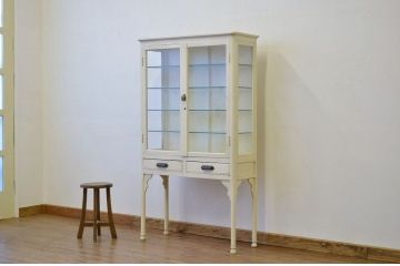 レトロ家具　昭和レトロ　白いペイントのアンティークケビント(ガラスケース)