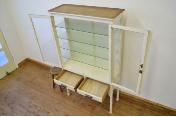 レトロ家具　昭和レトロ　白いペイントのアンティークケビント(ガラスケース)