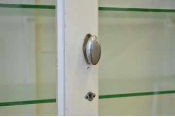 レトロ家具　昭和レトロ　白いペイントのアンティークケビント(ガラスケース)