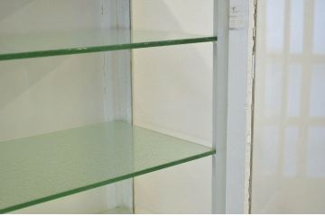 レトロ家具　昭和レトロ　白いペイントのアンティークケビント(ガラスケース)