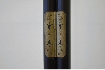 古い衣桁(蒔絵漆器衣紋掛けハンガー)?