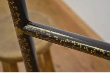 古い衣桁(蒔絵漆器衣紋掛けハンガー)?