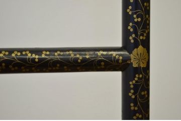 古い衣桁(蒔絵漆器衣紋掛けハンガー)?