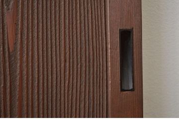シックな杉材浮造り木目引き戸2枚セット