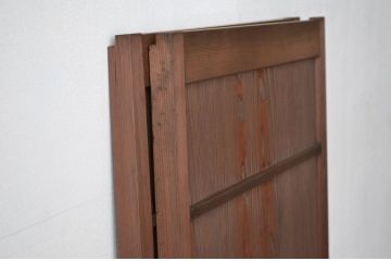 シックな杉材浮造り木目引き戸2枚セット